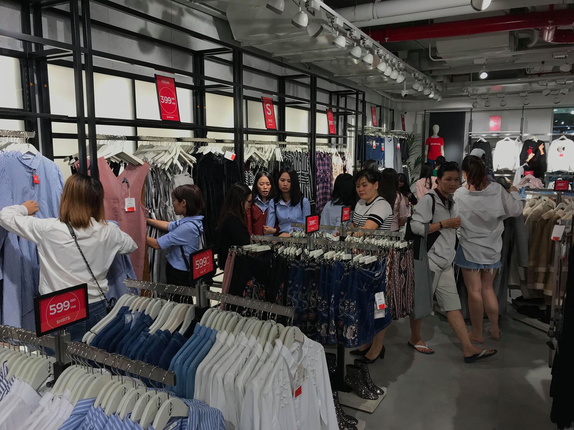 Zara Sài Gòn và Hà Nội đông nghịt, dân tình xếp hàng dài ngay ngày đầu tiên giảm giá